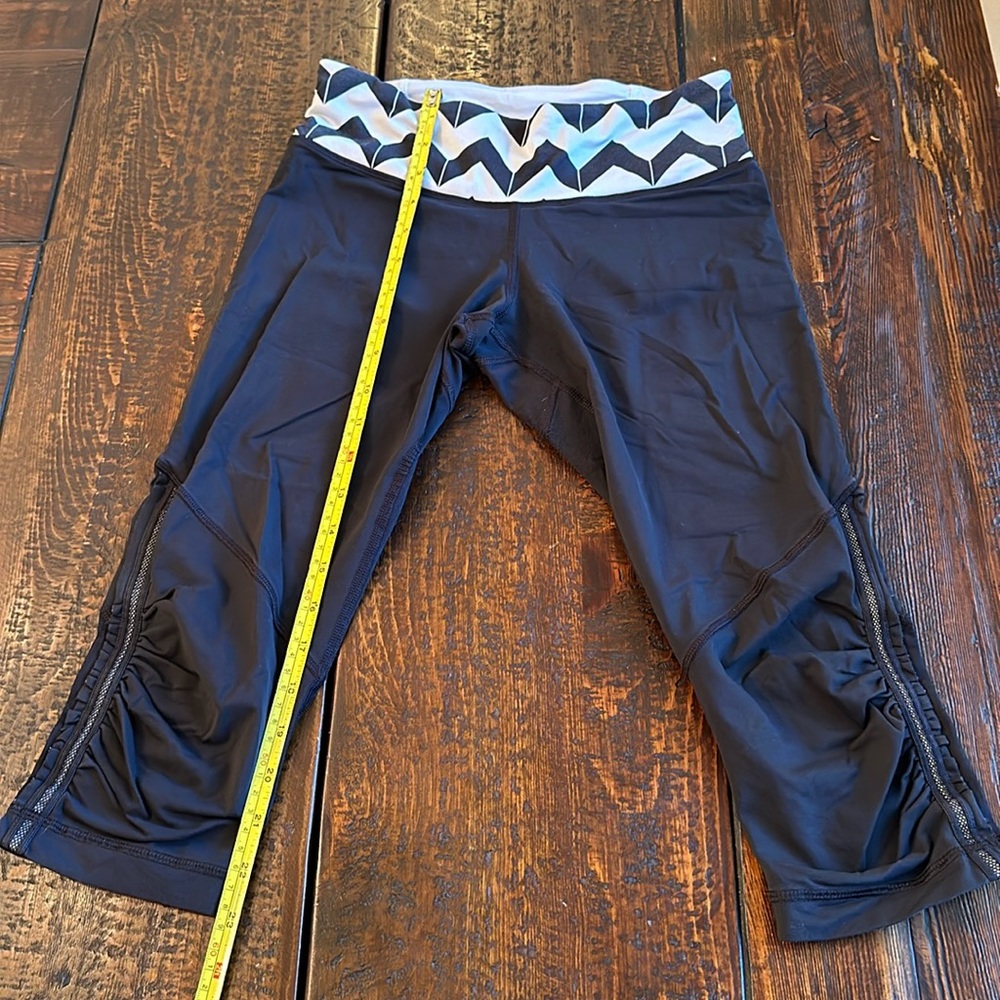 Lululemon black with wite detail workout tights just below the knee size 6